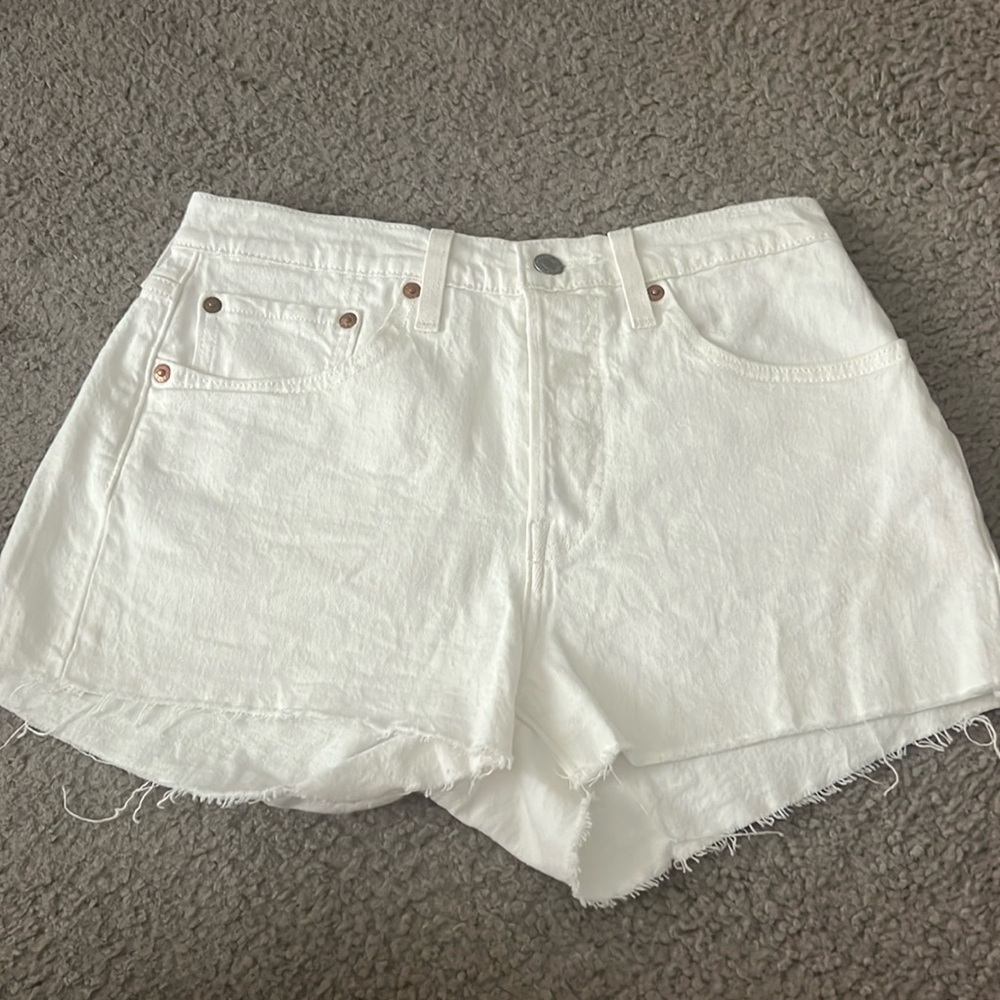 Levi’s 501 shorts in white size 27